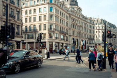 Londra, İngiltere, 10 Ekim 2023: Londra, İngiltere 'de Regent' s Caddesi 'ndeki insanlar. Londra, İngiltere 'de büyük ve ünlü bir alışveriş caddesiydi..