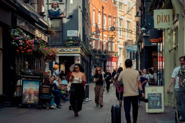 Londra, İngiltere, 10 Ekim 2023: Londra, İngiltere 'de Regent' s Caddesi 'ndeki insanlar. Londra, İngiltere 'de büyük ve ünlü bir alışveriş caddesiydi..