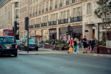Londra, İngiltere, 10 Ekim 2023: Londra, İngiltere 'de Regent' s Caddesi 'ndeki insanlar. Londra, İngiltere 'de büyük ve ünlü bir alışveriş caddesiydi..