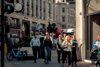 Londra, İngiltere, 10 Ekim 2023: Londra, İngiltere 'de Regent' s Caddesi 'ndeki insanlar. Londra, İngiltere 'de büyük ve ünlü bir alışveriş caddesiydi..