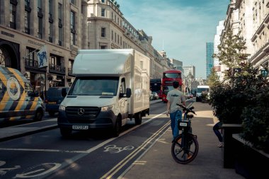 Londra, İngiltere, 10 Ekim 2023: Londra, İngiltere 'de Regent' s Caddesi 'ndeki insanlar. Londra, İngiltere 'de büyük ve ünlü bir alışveriş caddesiydi..