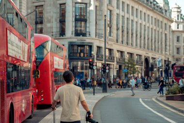 Londra, İngiltere, 10 Ekim 2023: Londra, İngiltere 'de Regent' s Caddesi 'ndeki insanlar. Londra, İngiltere 'de büyük ve ünlü bir alışveriş caddesiydi..