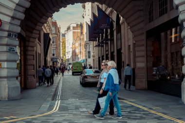 Londra, İngiltere, 10 Ekim 2023: Londra, İngiltere 'de Regent' s Caddesi 'ndeki insanlar. Londra, İngiltere 'de büyük ve ünlü bir alışveriş caddesiydi..