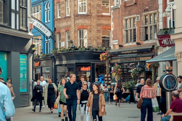 Londra, İngiltere, 10 Ekim 2023: Londra, İngiltere 'de Regent' s Caddesi 'ndeki insanlar. Londra, İngiltere 'de büyük ve ünlü bir alışveriş caddesiydi..