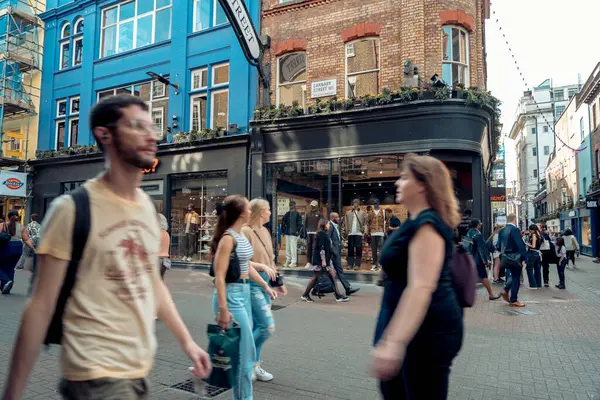 Londra, İngiltere, 10 Ekim 2023: Londra, İngiltere 'de Regent' s Caddesi 'ndeki insanlar. Londra, İngiltere 'de büyük ve ünlü bir alışveriş caddesiydi..