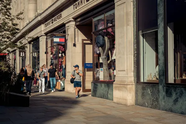 Londra, İngiltere, 10 Ekim 2023: Londra, İngiltere 'de Regent' s Caddesi 'ndeki insanlar. Londra, İngiltere 'de büyük ve ünlü bir alışveriş caddesiydi..