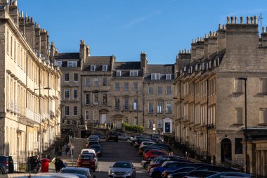 Bath, İngiltere, 15 Ekim 2023: İnsanlar Bath, İngiltere 'de şehrin alışveriş bölgesinde bir cadde boyunca yürüyorlar. Burası İngiltere 'nin ünlü tarihi şehri.