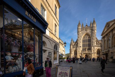 Bath, İngiltere, 15 Ekim 2023: İnsanlar Bath, İngiltere 'de şehrin alışveriş bölgesinde bir cadde boyunca yürüyorlar. Burası İngiltere 'nin ünlü tarihi şehri.