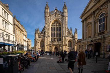 Bath, İngiltere, 15 Ekim 2023: İnsanlar Bath, İngiltere 'de şehrin alışveriş bölgesinde bir cadde boyunca yürüyorlar. Burası İngiltere 'nin ünlü tarihi şehri.
