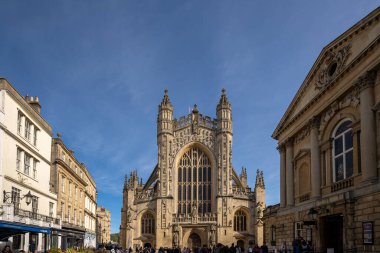 Bath, İngiltere, 15 Ekim 2023: İnsanlar Bath, İngiltere 'de şehrin alışveriş bölgesinde bir cadde boyunca yürüyorlar. Burası İngiltere 'nin ünlü tarihi şehri.