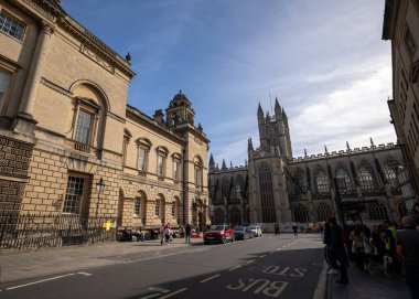 Bath, İngiltere, 15 Ekim 2023: İnsanlar Bath, İngiltere 'de şehrin alışveriş bölgesinde bir cadde boyunca yürüyorlar. Burası İngiltere 'nin ünlü tarihi şehri.