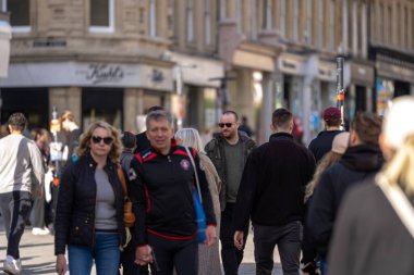 Bath, İngiltere, 15 Ekim 2023: İnsanlar Bath, İngiltere 'de şehrin alışveriş bölgesinde bir cadde boyunca yürüyorlar. Burası İngiltere 'nin ünlü tarihi şehri.