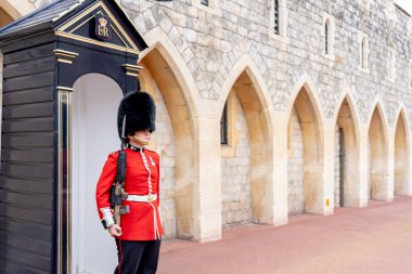 Windsor, İngiltere, 16 Ekim 2023: Windsor 'da turist yürüyüşü. Burası İngiltere 'nin ünlü tarihi kasabası.