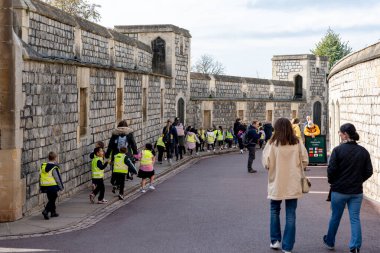 Windsor, İngiltere, 16 Ekim 2023: Windsor 'da turist yürüyüşü. Burası İngiltere 'nin ünlü tarihi kasabası.