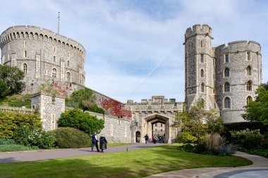 Windsor, İngiltere, 16 Ekim 2023: Windsor 'da turist yürüyüşü. Burası İngiltere 'nin ünlü tarihi kasabası.