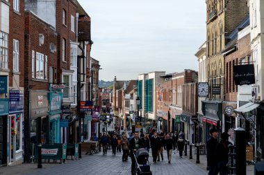 Windsor, İngiltere, 16 Ekim 2023: Windsor 'da turist yürüyüşü. Burası İngiltere 'nin ünlü tarihi kasabası.