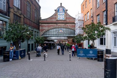 Windsor, İngiltere, 16 Ekim 2023: Windsor 'da turist yürüyüşü. Burası İngiltere 'nin ünlü tarihi kasabası.