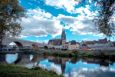 Tuna Nehri boyunca ortaçağ şehri manzarası.