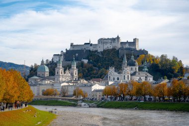Salzburg 'un güzel sonbahar manzarası Salzach nehri ile ufuk çizgisi
