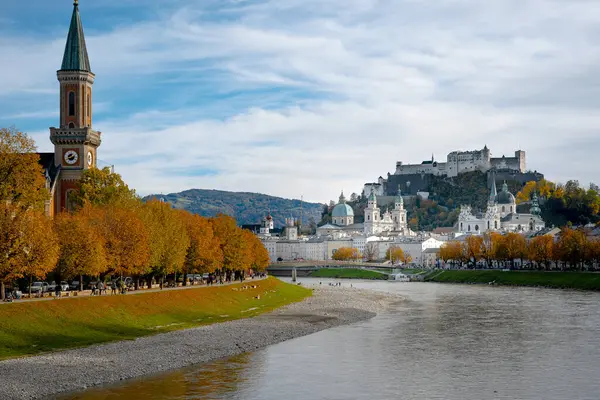 Salzburg 'un güzel sonbahar manzarası Salzach nehri ile ufuk çizgisi