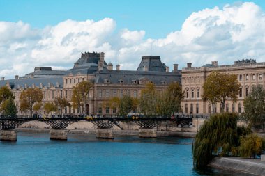 Sonbaharda Seine nehri ile Paris şehir manzarası