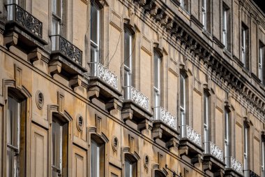 Euro 'daki tarihi binanın ayrıntılı görünümünü kapat