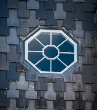 Euro 'daki tarihi binanın ayrıntılı görünümünü kapat