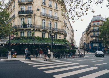 Paris, Fransa, 18 Ekim 2023: Paris 'teki insanlar