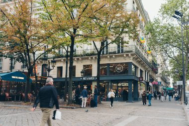 Paris, Fransa, 18 Ekim 2023: Paris 'teki insanlar