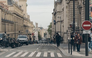 Paris, Fransa, 18 Ekim 2023: Paris 'teki insanlar