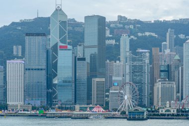 Hong Kong 'daki Victoria Limanı' nda şehir manzarası ve gökyüzü. 