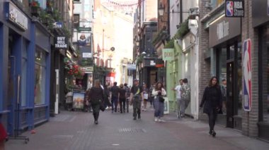 Londra, İngiltere, 10 Ekim 2023: Londra şehir merkezindeki Oxford sirk caddesinde yürüyen ağır çekim insanları. Londra, İngiltere 'de büyük ve ünlü bir alışveriş caddesiydi..