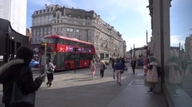 Londra, İngiltere, 10 Ekim 2023: Londra şehir merkezindeki Oxford sirk caddesinde yürüyen ağır çekim insanları. Londra, İngiltere 'de büyük ve ünlü bir alışveriş caddesiydi..