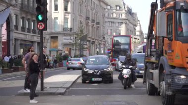 Londra, İngiltere, 10 Ekim 2023: Londra şehir merkezindeki Oxford sirk caddesinde yürüyen ağır çekim insanları. Londra, İngiltere 'de büyük ve ünlü bir alışveriş caddesiydi..