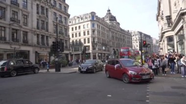 Londra, İngiltere, 10 Ekim 2023: Londra şehir merkezindeki Oxford sirk caddesinde yürüyen ağır çekim insanları. Londra, İngiltere 'de büyük ve ünlü bir alışveriş caddesiydi..