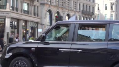 Londra, İngiltere, 10 Ekim 2023: Londra şehir merkezindeki Oxford sirk caddesinde yürüyen ağır çekim insanları. Londra, İngiltere 'de büyük ve ünlü bir alışveriş caddesiydi..