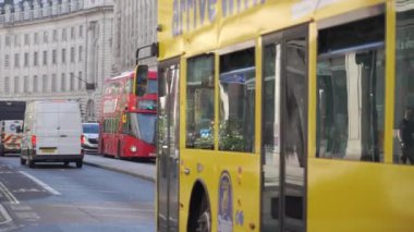 Londra, İngiltere, 10 Ekim 2023: Londra şehir merkezindeki Oxford sirk caddesinde yürüyen ağır çekim insanları. Londra, İngiltere 'de büyük ve ünlü bir alışveriş caddesiydi..