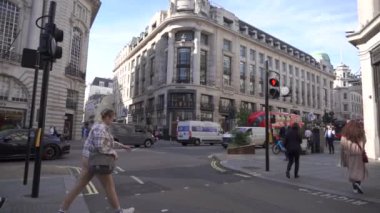 Londra, İngiltere, 10 Ekim 2023: Londra şehir merkezindeki Oxford sirk caddesinde yürüyen ağır çekim insanları. Londra, İngiltere 'de büyük ve ünlü bir alışveriş caddesiydi..