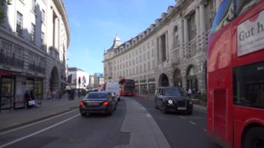 Londra, İngiltere, 10 Ekim 2023: Londra şehir merkezindeki Oxford sirk caddesinde yürüyen ağır çekim insanları. Londra, İngiltere 'de büyük ve ünlü bir alışveriş caddesiydi..