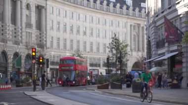 Londra, İngiltere, 10 Ekim 2023: Londra şehir merkezindeki Oxford sirk caddesinde yürüyen ağır çekim insanları. Londra, İngiltere 'de büyük ve ünlü bir alışveriş caddesiydi..