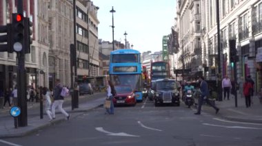 Londra, İngiltere, 10 Ekim 2023: Londra şehir merkezindeki Oxford sirk caddesinde yürüyen ağır çekim insanları. Londra, İngiltere 'de büyük ve ünlü bir alışveriş caddesiydi..