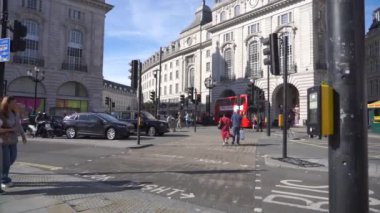 Londra, İngiltere, 10 Ekim 2023: Londra şehir merkezindeki Oxford sirk caddesinde yürüyen ağır çekim insanları. Londra, İngiltere 'de büyük ve ünlü bir alışveriş caddesiydi..