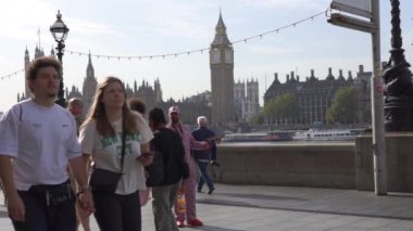Londra, İngiltere 9 Ekim 2023 Westminster Köprüsü 'nden geçen trafik ve yayaların yavaş çekim görüntüsü. Big Ben London, İngiltere 'de dünyanın en çok ziyaret edilen yeri..