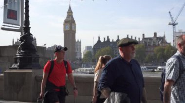 Londra, İngiltere 9 Ekim 2023 Westminster Köprüsü 'nden geçen trafik ve yayaların yavaş çekim görüntüsü. Big Ben London, İngiltere 'de dünyanın en çok ziyaret edilen yeri..