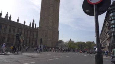 Londra, İngiltere 9 Ekim 2023 Westminster Köprüsü 'nden geçen trafik ve yayaların yavaş çekim görüntüsü. Big Ben London, İngiltere 'de dünyanın en çok ziyaret edilen yeri..