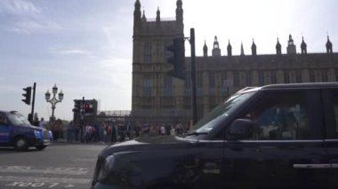 Londra, İngiltere 9 Ekim 2023 Westminster Köprüsü 'nden geçen trafik ve yayaların yavaş çekim görüntüsü. Big Ben London, İngiltere 'de dünyanın en çok ziyaret edilen yeri..