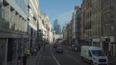 Londra, Birleşik Krallık 09 Ekim 2023: Londra 'da işlek cadde manzarası yavaş çekim; üst güverte penceresinden manzara. İngiltere 'de dünyanın en çok ziyaret edilen şehridir..