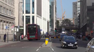 Londra, Birleşik Krallık 09 Ekim 2023: Londra 'da işlek cadde manzarası yavaş çekim; üst güverte penceresinden manzara. İngiltere 'de dünyanın en çok ziyaret edilen şehridir..