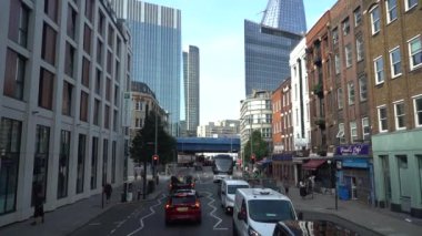 Londra, Birleşik Krallık 09 Ekim 2023: Londra 'da işlek cadde manzarası yavaş çekim; üst güverte penceresinden manzara. İngiltere 'de dünyanın en çok ziyaret edilen şehridir..