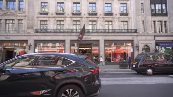 英国伦敦 2023年10月10日 在伦敦商业区牛津马戏团街上散步的慢镜头人 那是伦敦的一条主要道路和著名的购物街 — 图库视频影像